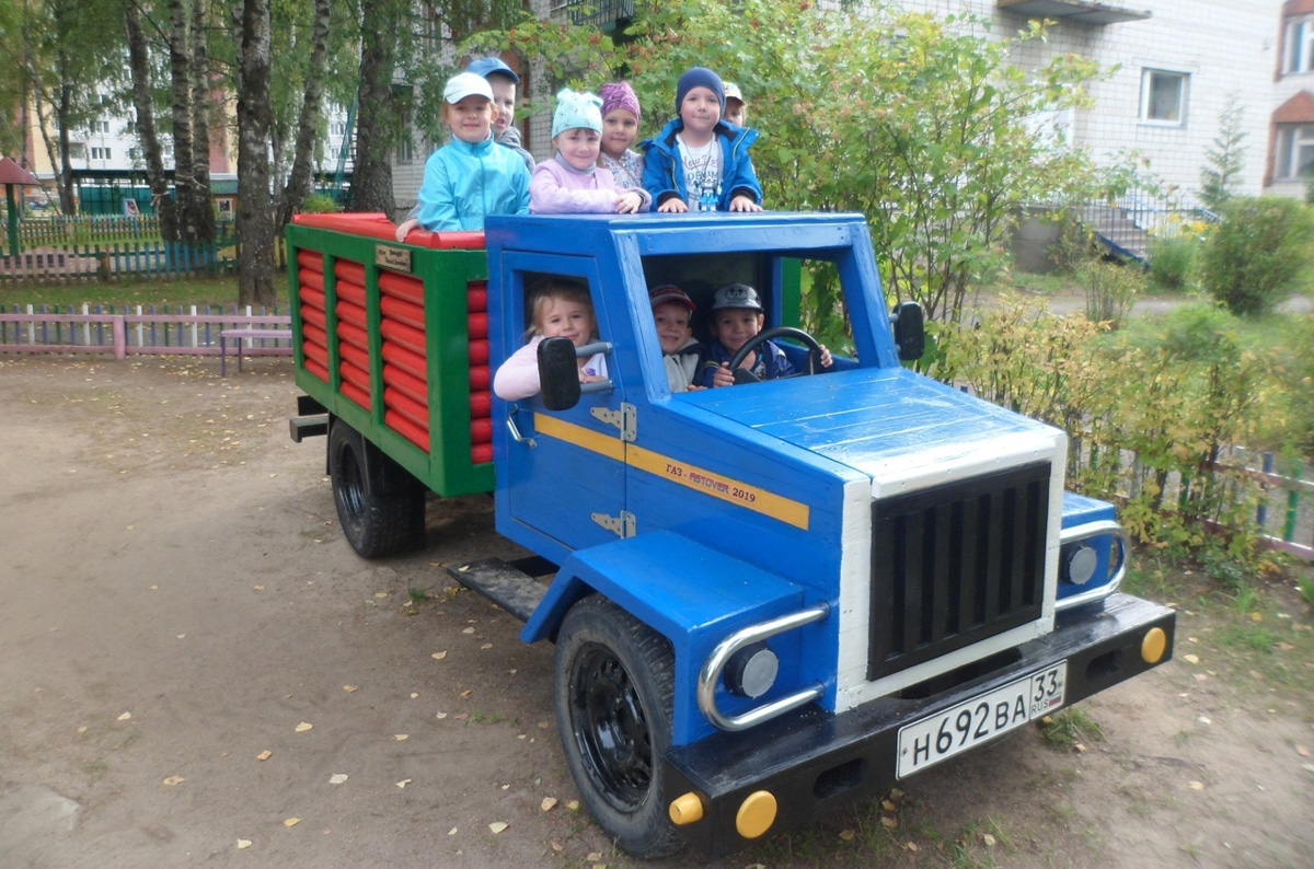 Детский автопарк, который смастерил Василий Лютницкий из Коврова, может быть признан самым креативным народным объектом России. Земляк участвует в конкурсе, а вот как за него проголосовать — расскажем подробнее!