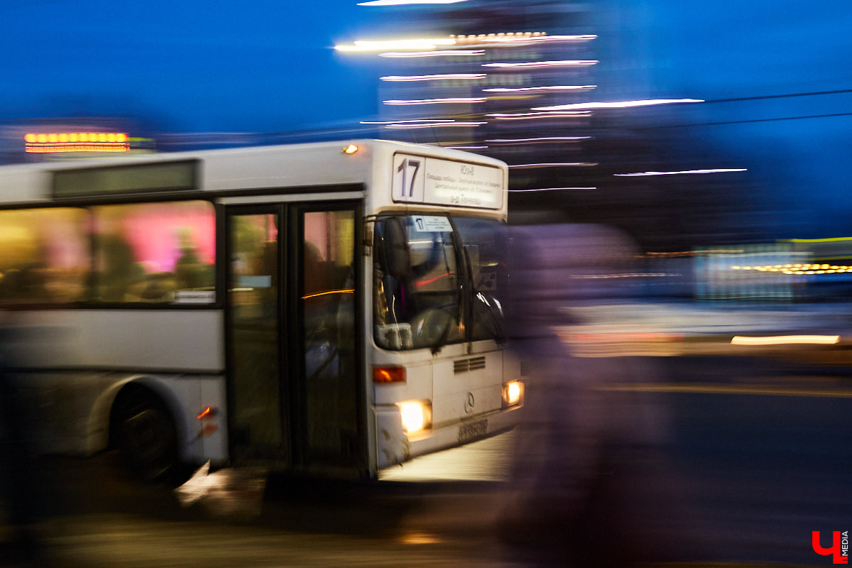 Владимир облагораживается перед погружением в зимний сезон: меняется дорожное полотно, устанавливаются знаки, вычерчиваются «зебры» и велодорожки, даже дополнительные камеры видеофиксации появляются. Против нескольким радостных новостей есть одна грустная - тарифы на проезд в общественном транспорте могут измениться. Подробности в обзоре дорожных новостей за неделю.