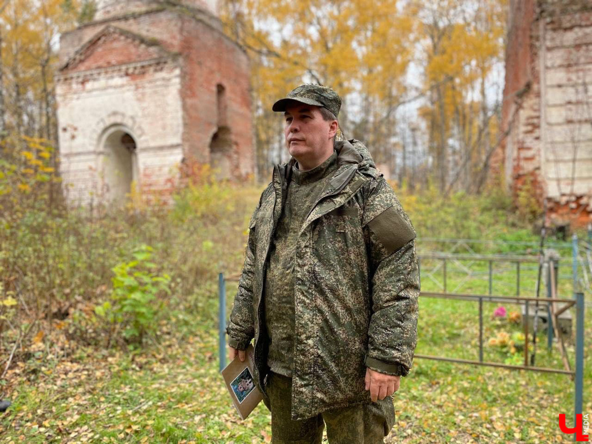 У колокольни-маяка в погосте Венец прошла презентация книги супругов-краеведов Фроловых. Гости мероприятия прошли по лесу 9 км.