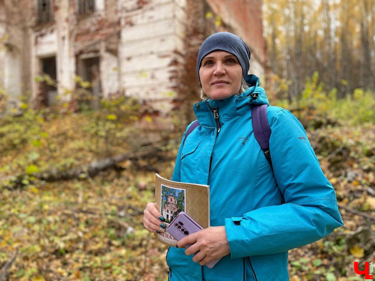 У колокольни-маяка в погосте Венец прошла презентация книги супругов-краеведов Фроловых. Гости мероприятия прошли по лесу 9 км.