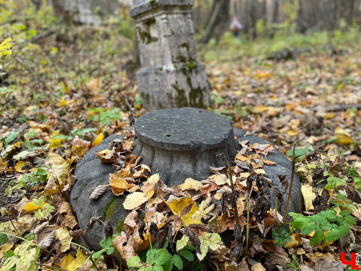 У колокольни-маяка в погосте Венец прошла презентация книги супругов-краеведов Фроловых. Гости мероприятия прошли по лесу 9 км.