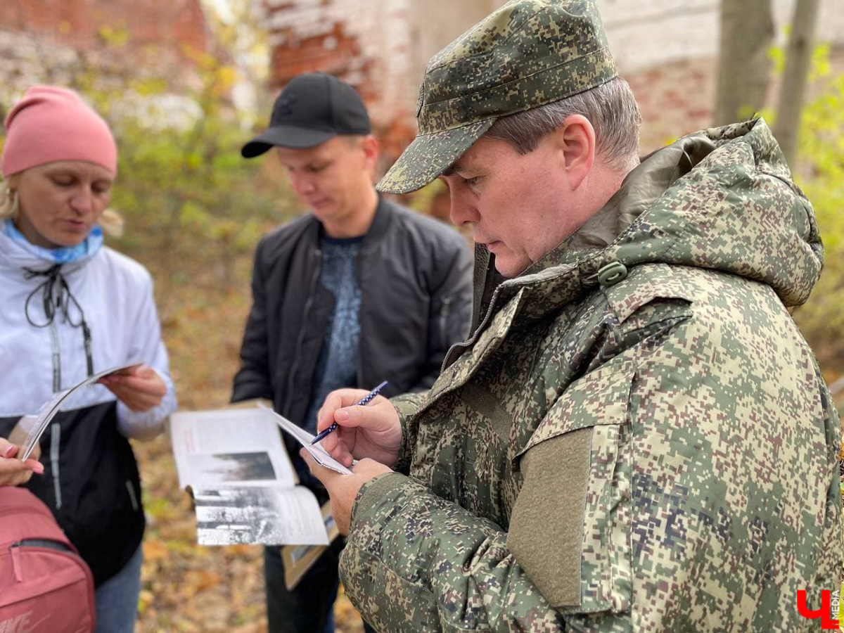 У колокольни-маяка в погосте Венец прошла презентация книги супругов-краеведов Фроловых. Гости мероприятия прошли по лесу 9 км.