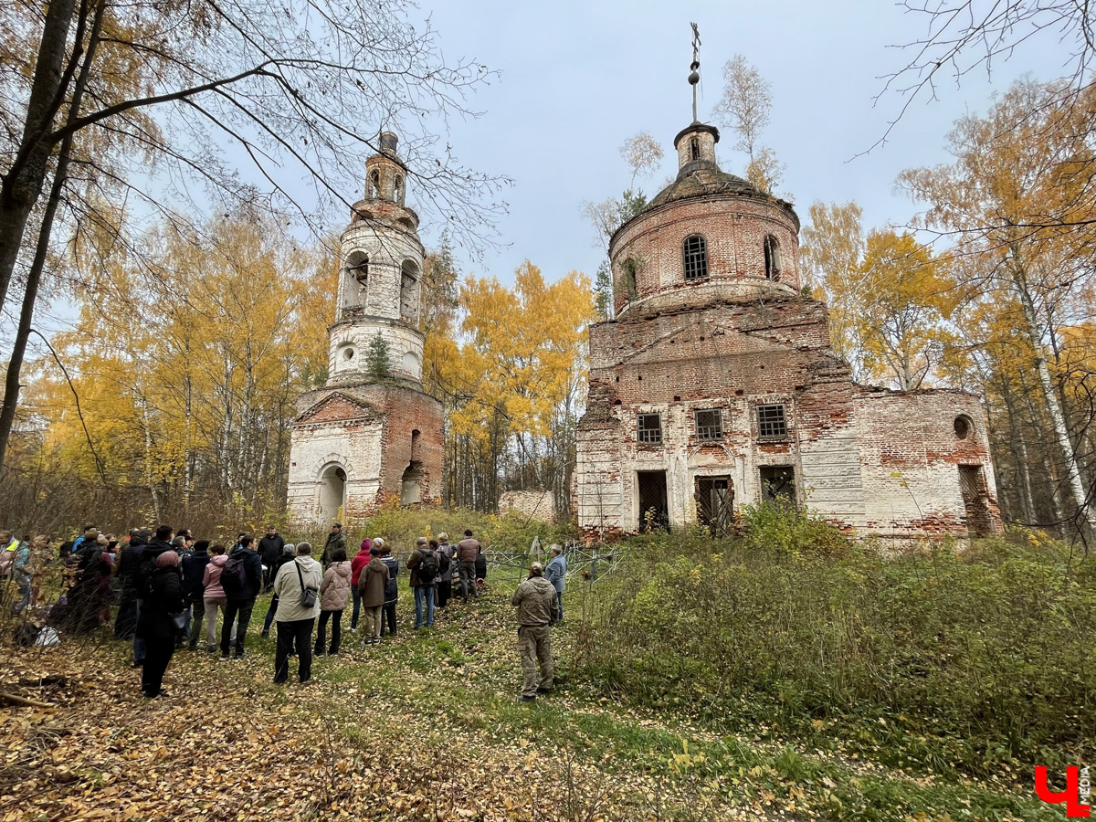 У колокольни-маяка в погосте Венец прошла презентация книги супругов-краеведов Фроловых. Гости мероприятия прошли по лесу 9 км.
