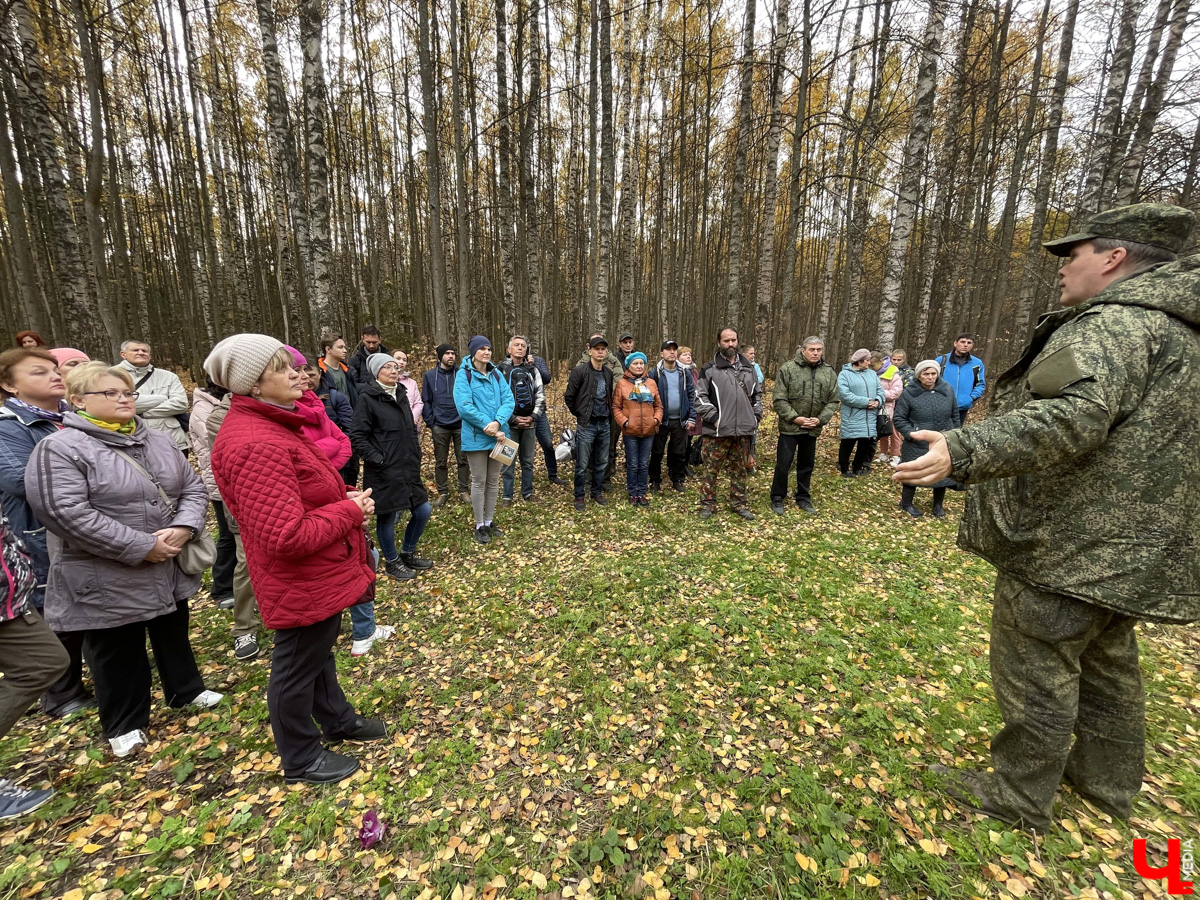 У колокольни-маяка в погосте Венец прошла презентация книги супругов-краеведов Фроловых. Гости мероприятия прошли по лесу 9 км.