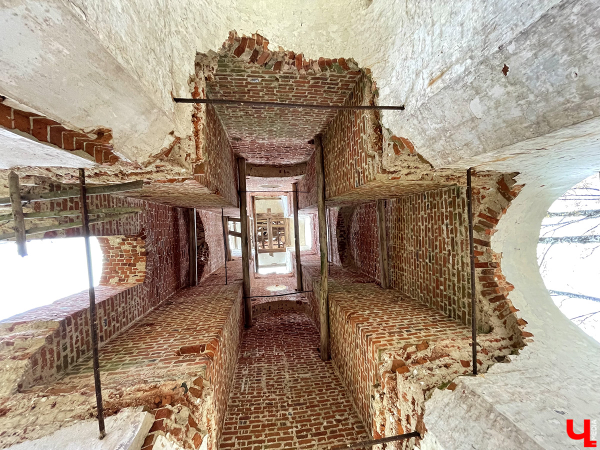 У колокольни-маяка в погосте Венец прошла презентация книги супругов-краеведов Фроловых. Гости мероприятия прошли по лесу 9 км.