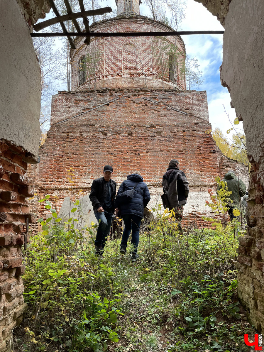 У колокольни-маяка в погосте Венец прошла презентация книги супругов-краеведов Фроловых. Гости мероприятия прошли по лесу 9 км.
