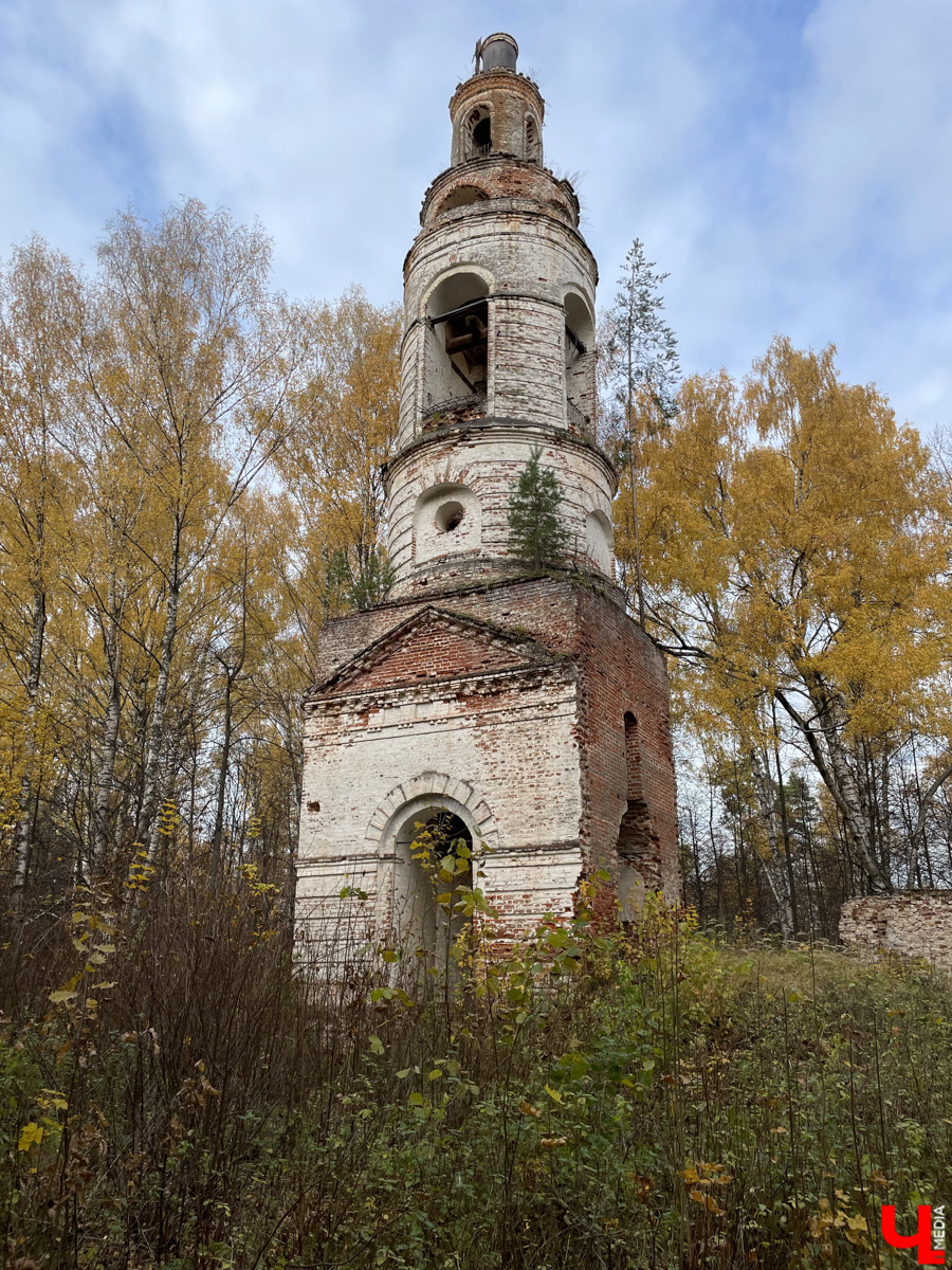 У колокольни-маяка в погосте Венец прошла презентация книги супругов-краеведов Фроловых. Гости мероприятия прошли по лесу 9 км.