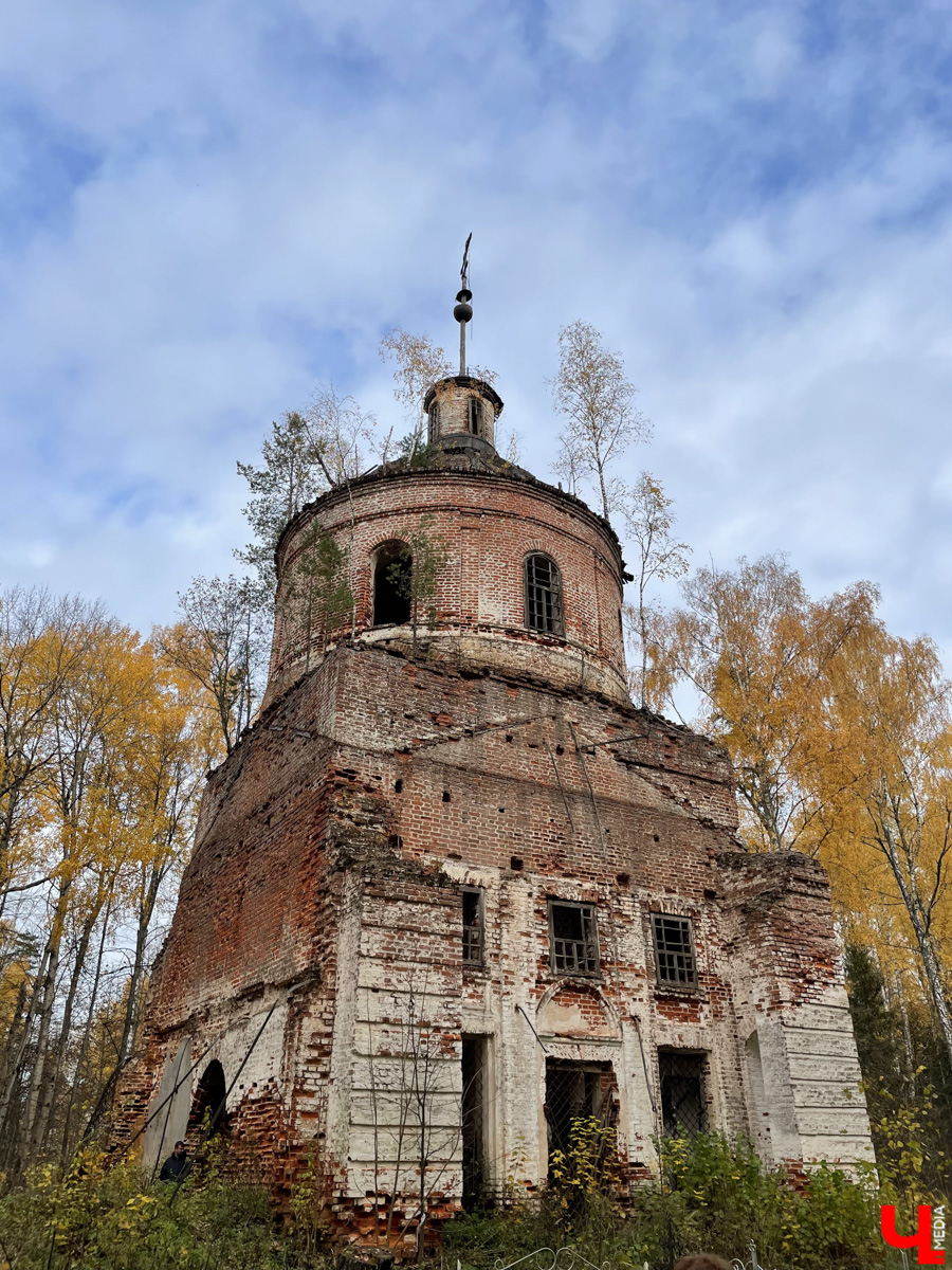 У колокольни-маяка в погосте Венец прошла презентация книги супругов-краеведов Фроловых. Гости мероприятия прошли по лесу 9 км.