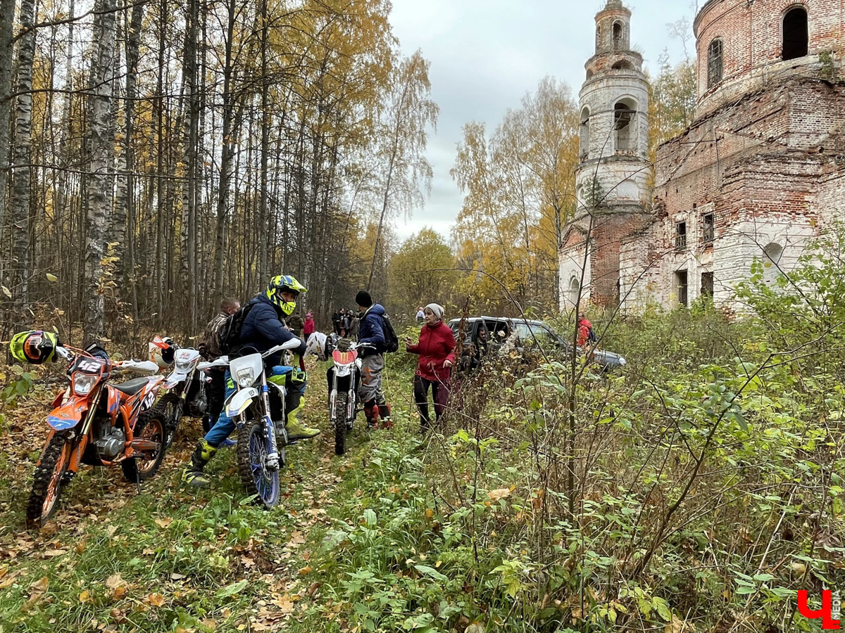 У колокольни-маяка в погосте Венец прошла презентация книги супругов-краеведов Фроловых. Гости мероприятия прошли по лесу 9 км.