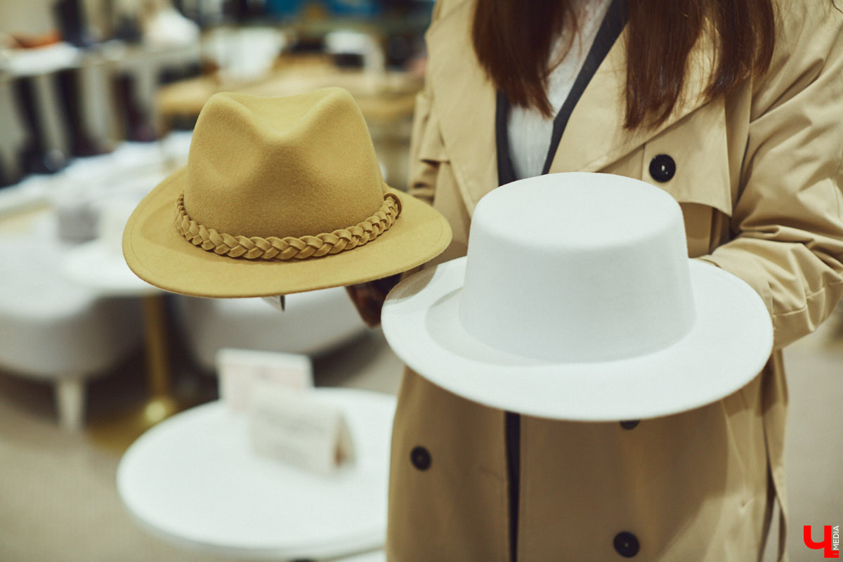 «Ключ-Медиа» выведал у владимирского стилиста Елены Капп список самых актуальных моделей головных уборов нового сезона осень-зима 2021-2022. Пришлось, конечно, их и примерить!