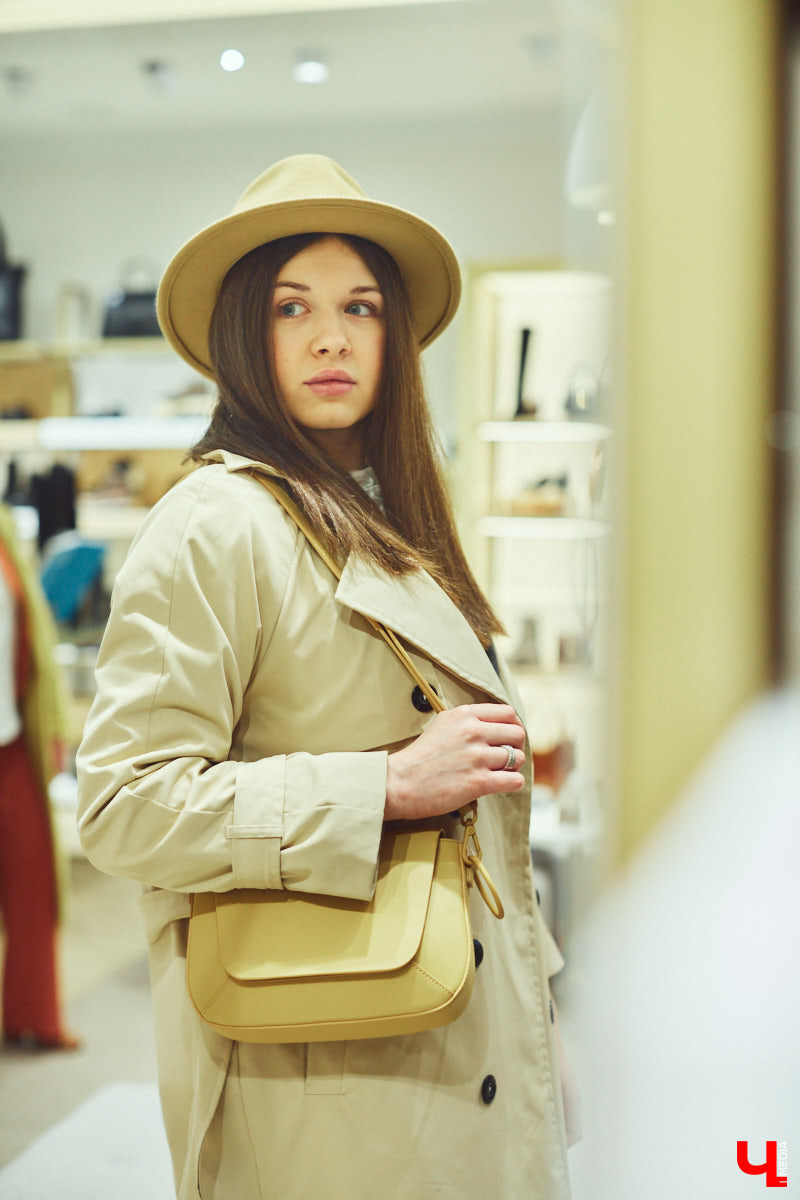 «Ключ-Медиа» выведал у владимирского стилиста Елены Капп список самых актуальных моделей головных уборов нового сезона осень-зима 2021-2022. Пришлось, конечно, их и примерить!