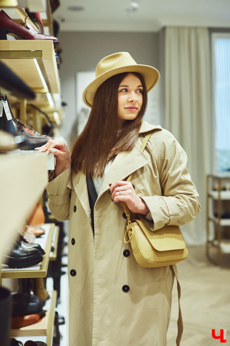 «Ключ-Медиа» выведал у владимирского стилиста Елены Капп список самых актуальных моделей головных уборов нового сезона осень-зима 2021-2022. Пришлось, конечно, их и примерить!