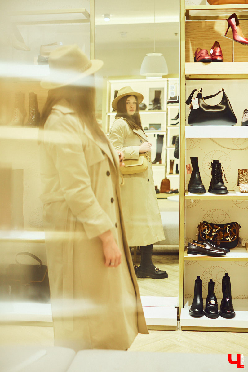 «Ключ-Медиа» выведал у владимирского стилиста Елены Капп список самых актуальных моделей головных уборов нового сезона осень-зима 2021-2022. Пришлось, конечно, их и примерить!