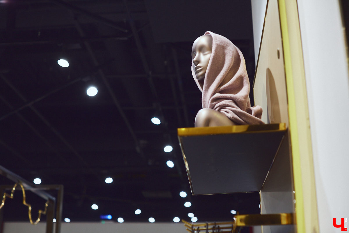 «Ключ-Медиа» выведал у владимирского стилиста Елены Капп список самых актуальных моделей головных уборов нового сезона осень-зима 2021-2022. Пришлось, конечно, их и примерить!