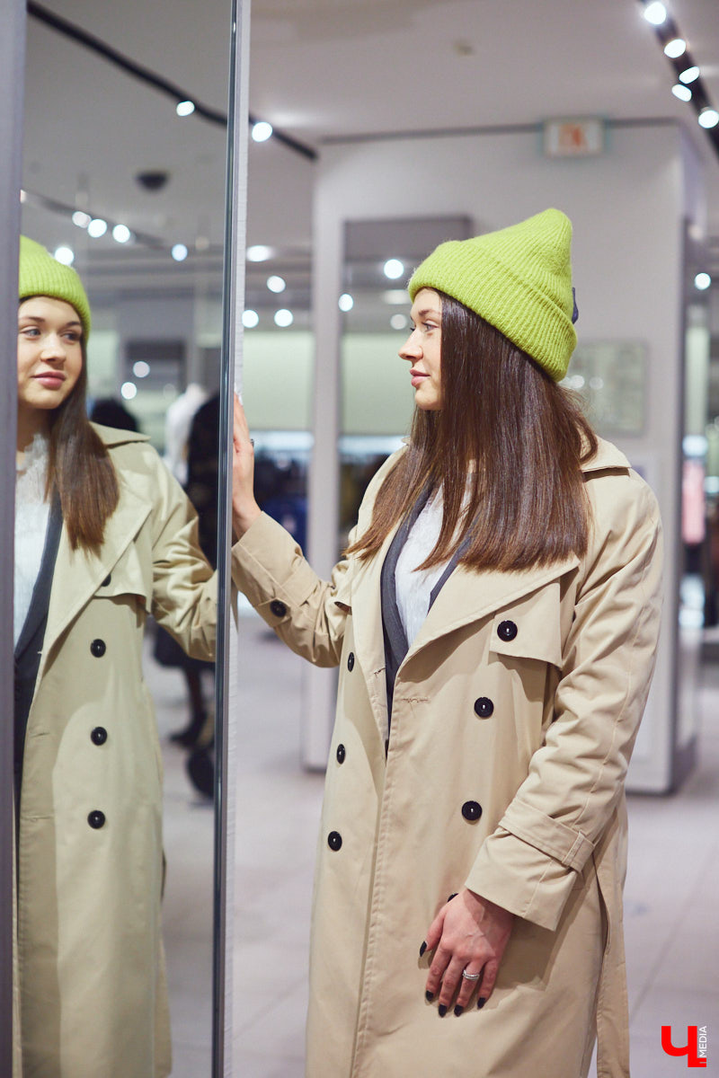 «Ключ-Медиа» выведал у владимирского стилиста Елены Капп список самых актуальных моделей головных уборов нового сезона осень-зима 2021-2022. Пришлось, конечно, их и примерить!