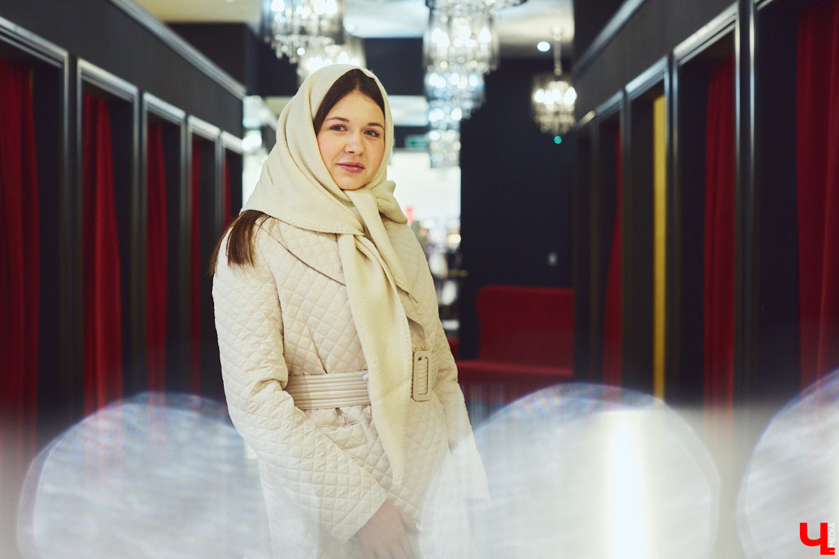 «Ключ-Медиа» выведал у владимирского стилиста Елены Капп список самых актуальных моделей головных уборов нового сезона осень-зима 2021-2022. Пришлось, конечно, их и примерить!