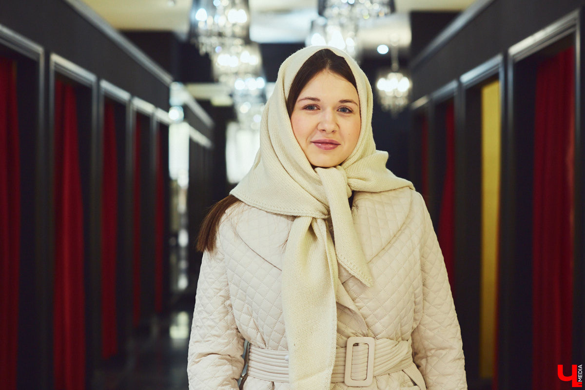 «Ключ-Медиа» выведал у владимирского стилиста Елены Капп список самых актуальных моделей головных уборов нового сезона осень-зима 2021-2022. Пришлось, конечно, их и примерить!