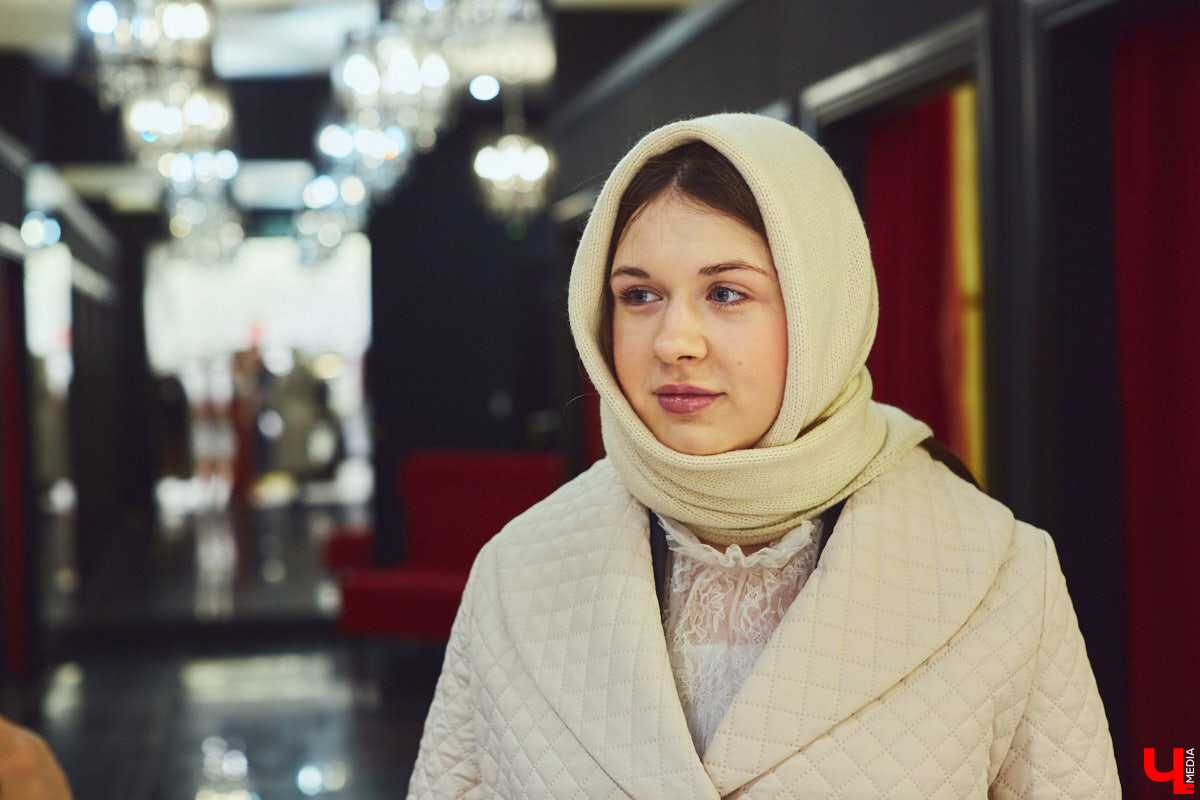 «Ключ-Медиа» выведал у владимирского стилиста Елены Капп список самых актуальных моделей головных уборов нового сезона осень-зима 2021-2022. Пришлось, конечно, их и примерить!