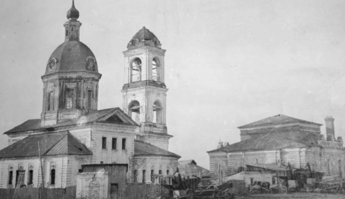 Возвращаемся к селу Сима в Юрьев-Польском районе. Об одной из его главных достопримечательностей — усадьбе Голицыных — «Ключ-Медиа» рассказывал в прошлый раз. Сегодня вместе с экскурсоводом Татьяной Быковой пройдемся по местам Багратиона.