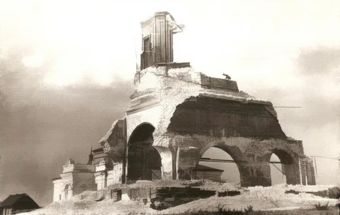 Возвращаемся к селу Сима в Юрьев-Польском районе. Об одной из его главных достопримечательностей — усадьбе Голицыных — «Ключ-Медиа» рассказывал в прошлый раз. Сегодня вместе с экскурсоводом Татьяной Быковой пройдемся по местам Багратиона.