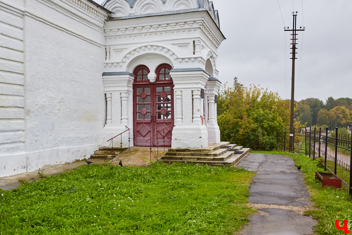 Возвращаемся к селу Сима в Юрьев-Польском районе. Об одной из его главных достопримечательностей — усадьбе Голицыных — «Ключ-Медиа» рассказывал в прошлый раз. Сегодня вместе с экскурсоводом Татьяной Быковой пройдемся по местам Багратиона.