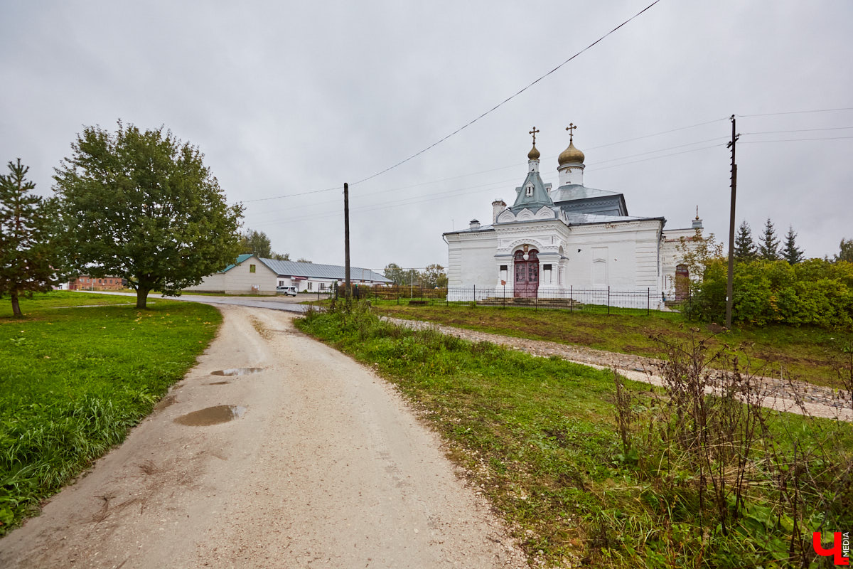 Возвращаемся к селу Сима в Юрьев-Польском районе. Об одной из его главных достопримечательностей — усадьбе Голицыных — «Ключ-Медиа» рассказывал в прошлый раз. Сегодня вместе с экскурсоводом Татьяной Быковой пройдемся по местам Багратиона.