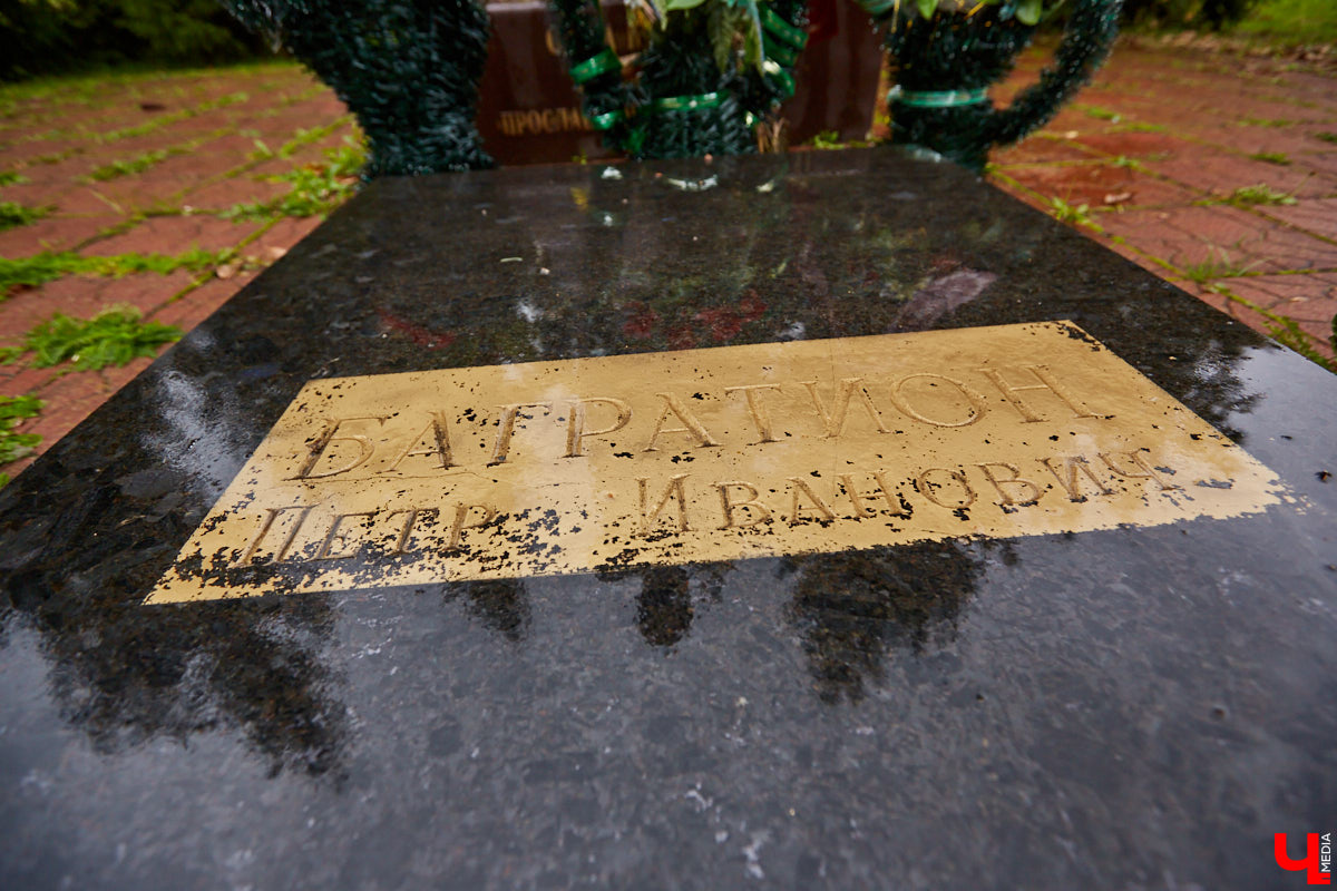 Возвращаемся к селу Сима в Юрьев-Польском районе. Об одной из его главных достопримечательностей — усадьбе Голицыных — «Ключ-Медиа» рассказывал в прошлый раз. Сегодня вместе с экскурсоводом Татьяной Быковой пройдемся по местам Багратиона.