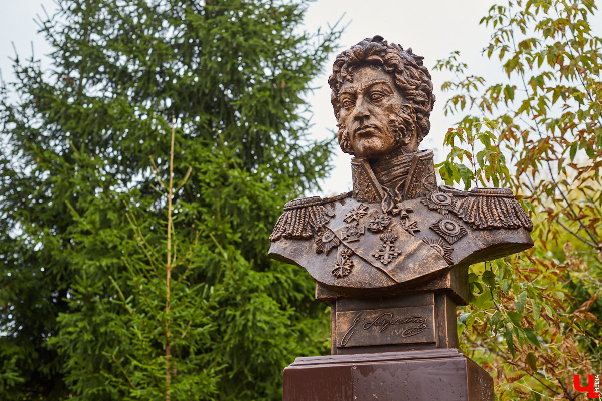 Возвращаемся к селу Сима в Юрьев-Польском районе. Об одной из его главных достопримечательностей — усадьбе Голицыных — «Ключ-Медиа» рассказывал в прошлый раз. Сегодня вместе с экскурсоводом Татьяной Быковой пройдемся по местам Багратиона.