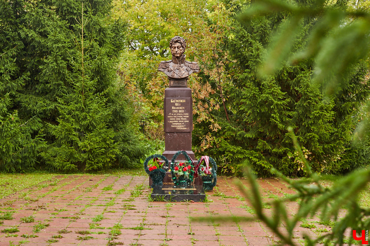 Возвращаемся к селу Сима в Юрьев-Польском районе. Об одной из его главных достопримечательностей — усадьбе Голицыных — «Ключ-Медиа» рассказывал в прошлый раз. Сегодня вместе с экскурсоводом Татьяной Быковой пройдемся по местам Багратиона.