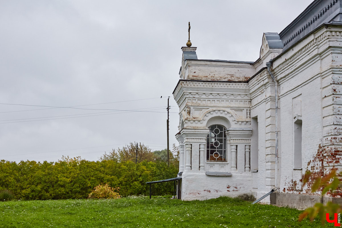 Возвращаемся к селу Сима в Юрьев-Польском районе. Об одной из его главных достопримечательностей — усадьбе Голицыных — «Ключ-Медиа» рассказывал в прошлый раз. Сегодня вместе с экскурсоводом Татьяной Быковой пройдемся по местам Багратиона.