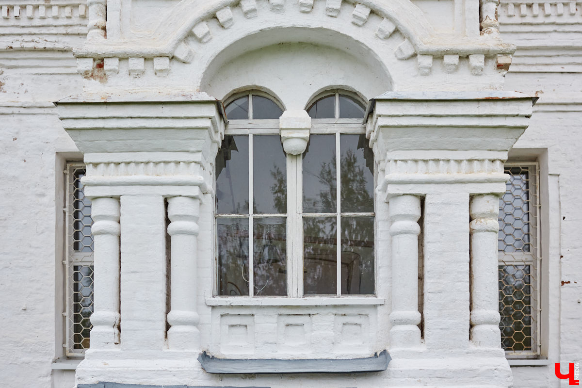 Возвращаемся к селу Сима в Юрьев-Польском районе. Об одной из его главных достопримечательностей — усадьбе Голицыных — «Ключ-Медиа» рассказывал в прошлый раз. Сегодня вместе с экскурсоводом Татьяной Быковой пройдемся по местам Багратиона.