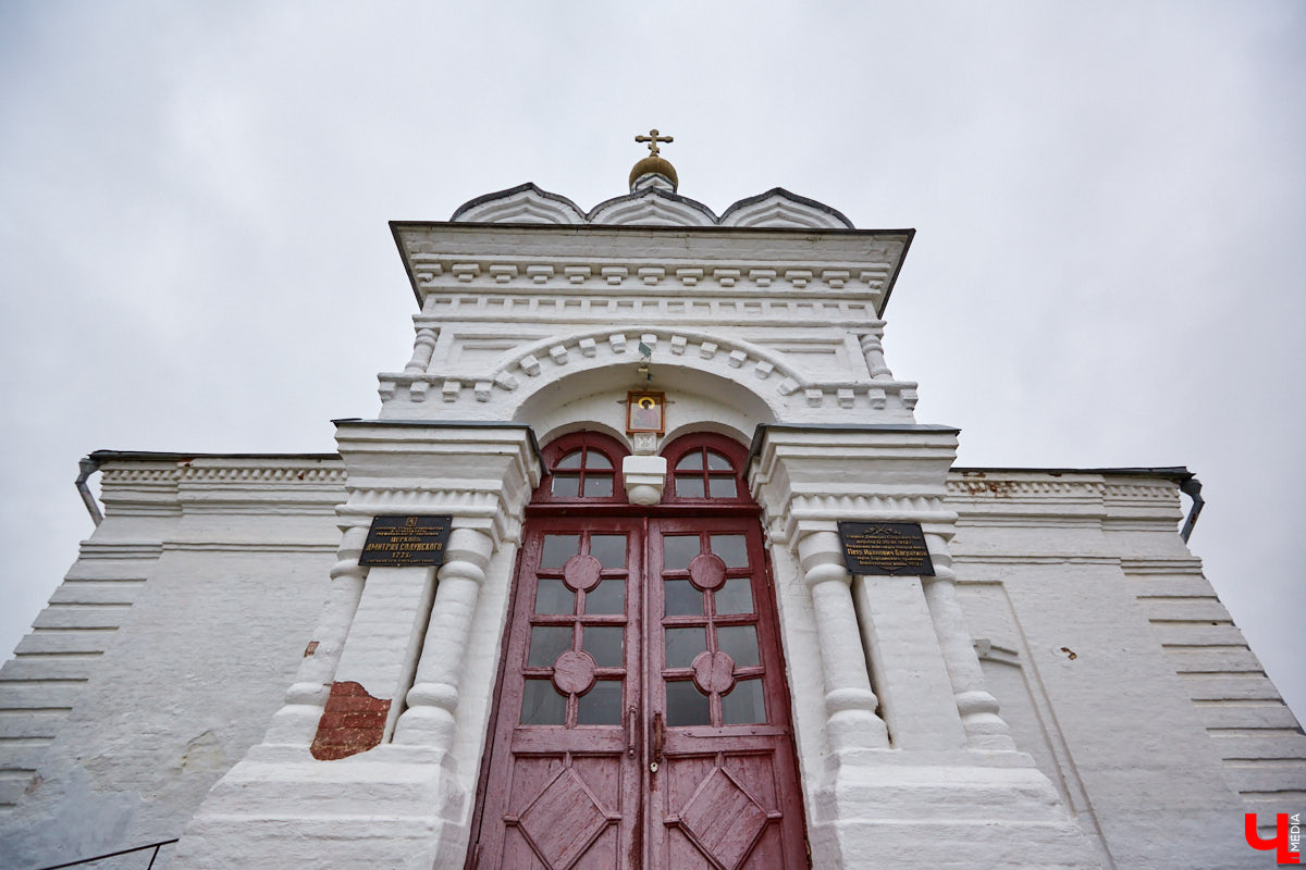 Возвращаемся к селу Сима в Юрьев-Польском районе. Об одной из его главных достопримечательностей — усадьбе Голицыных — «Ключ-Медиа» рассказывал в прошлый раз. Сегодня вместе с экскурсоводом Татьяной Быковой пройдемся по местам Багратиона.