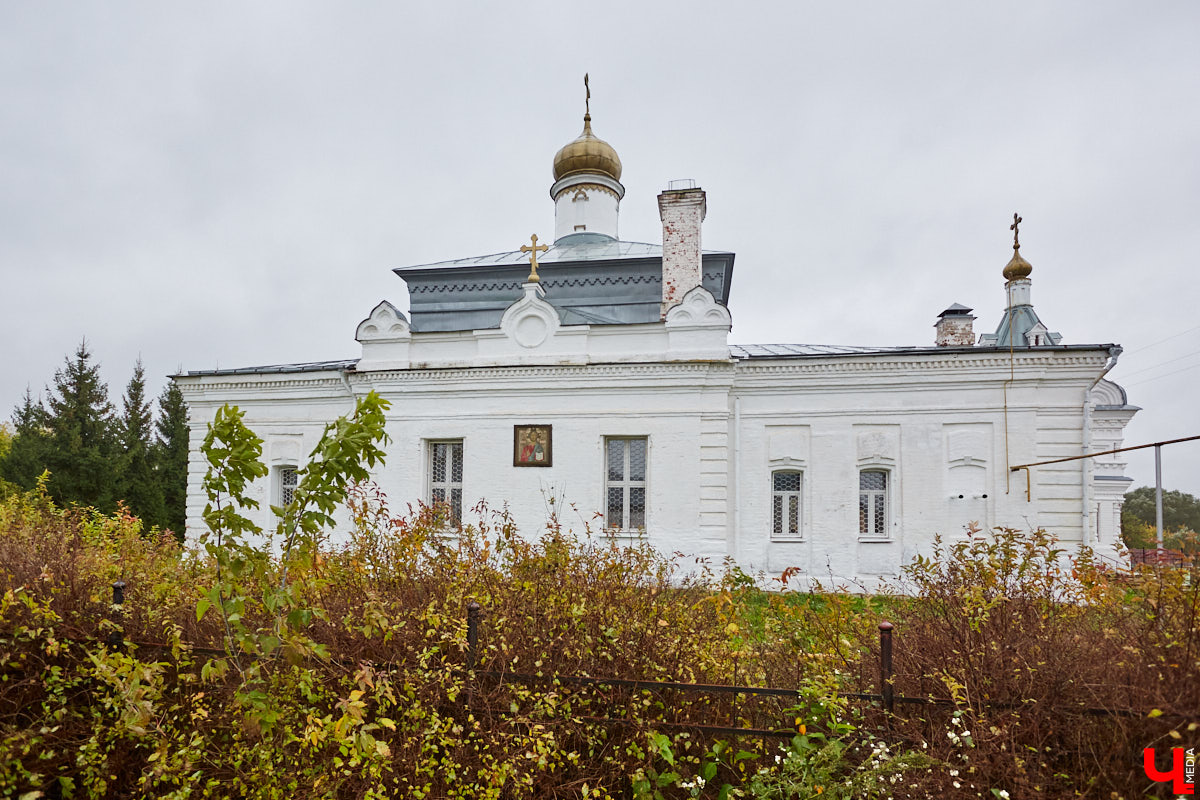 Возвращаемся к селу Сима в Юрьев-Польском районе. Об одной из его главных достопримечательностей — усадьбе Голицыных — «Ключ-Медиа» рассказывал в прошлый раз. Сегодня вместе с экскурсоводом Татьяной Быковой пройдемся по местам Багратиона.