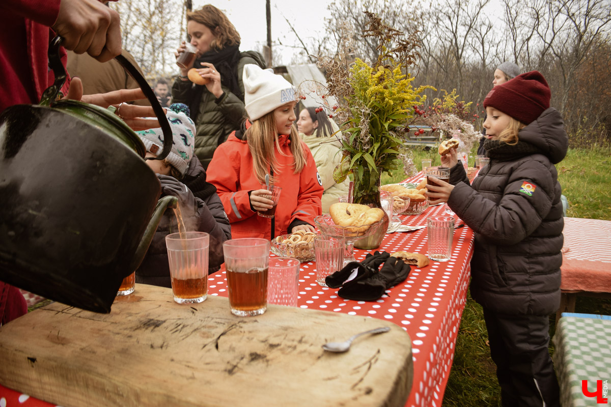 В выходные под Суздалем прошел необычный спектакль-бродилка «По грибы» от сельского театра в Фомихе. О любопытной постановке и нестандартной творческой форме — в фоторепортаже «Ключ-Медиа».