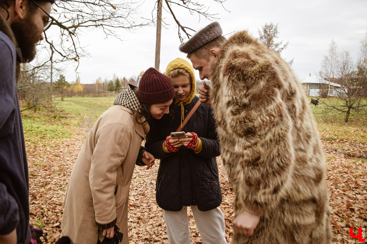 В выходные под Суздалем прошел необычный спектакль-бродилка «По грибы» от сельского театра в Фомихе. О любопытной постановке и нестандартной творческой форме — в фоторепортаже «Ключ-Медиа».