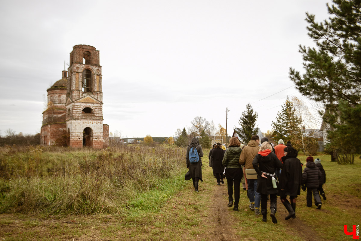 В выходные под Суздалем прошел необычный спектакль-бродилка «По грибы» от сельского театра в Фомихе. О любопытной постановке и нестандартной творческой форме — в фоторепортаже «Ключ-Медиа».