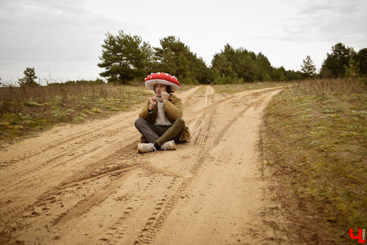 В выходные под Суздалем прошел необычный спектакль-бродилка «По грибы» от сельского театра в Фомихе. О любопытной постановке и нестандартной творческой форме — в фоторепортаже «Ключ-Медиа».