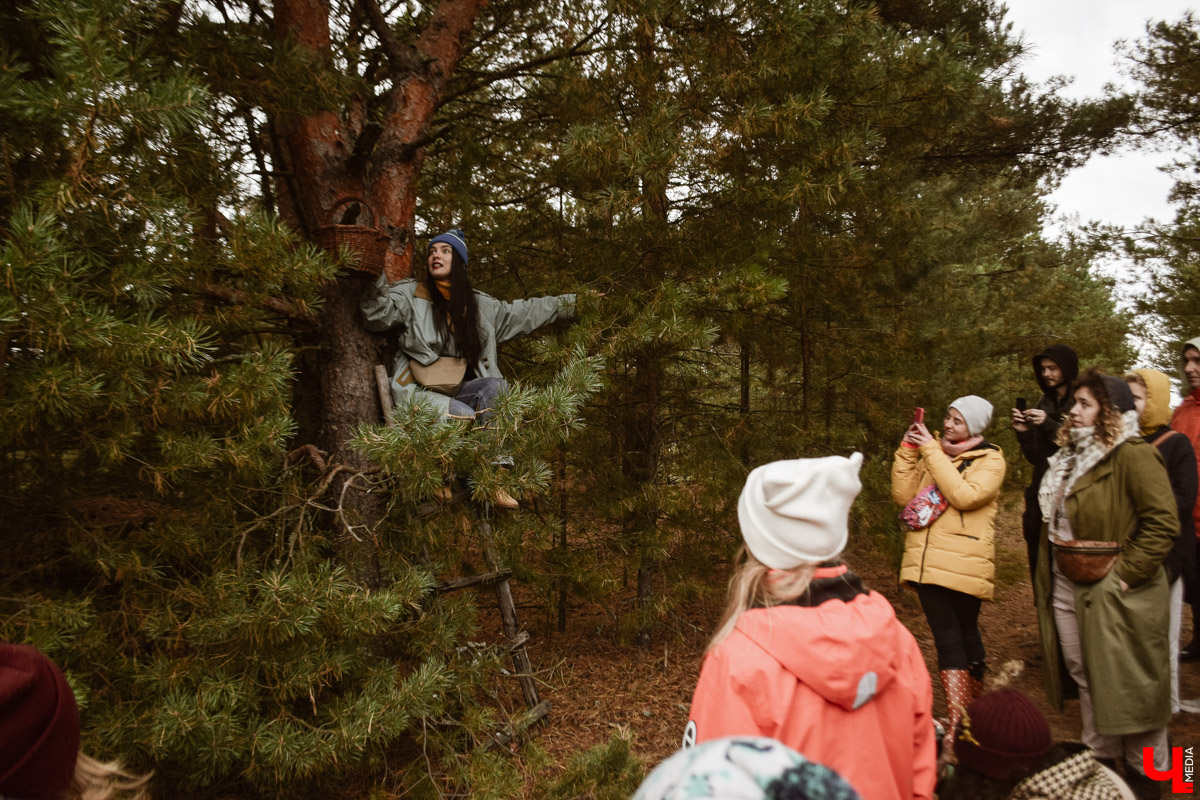 В выходные под Суздалем прошел необычный спектакль-бродилка «По грибы» от сельского театра в Фомихе. О любопытной постановке и нестандартной творческой форме — в фоторепортаже «Ключ-Медиа».