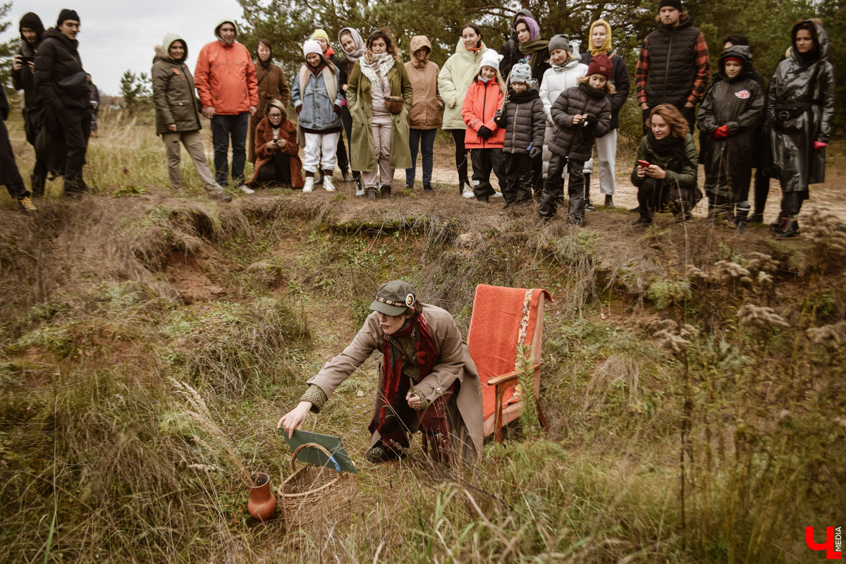 В выходные под Суздалем прошел необычный спектакль-бродилка «По грибы» от сельского театра в Фомихе. О любопытной постановке и нестандартной творческой форме — в фоторепортаже «Ключ-Медиа».