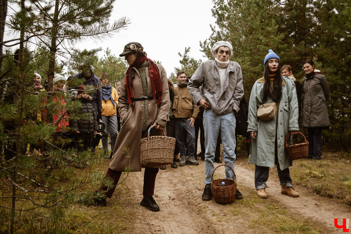 В выходные под Суздалем прошел необычный спектакль-бродилка «По грибы» от сельского театра в Фомихе. О любопытной постановке и нестандартной творческой форме — в фоторепортаже «Ключ-Медиа».