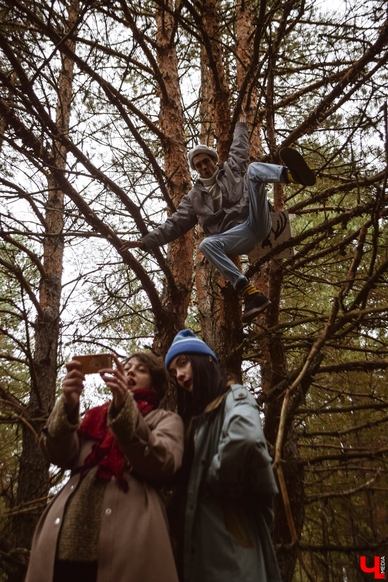 В выходные под Суздалем прошел необычный спектакль-бродилка «По грибы» от сельского театра в Фомихе. О любопытной постановке и нестандартной творческой форме — в фоторепортаже «Ключ-Медиа».