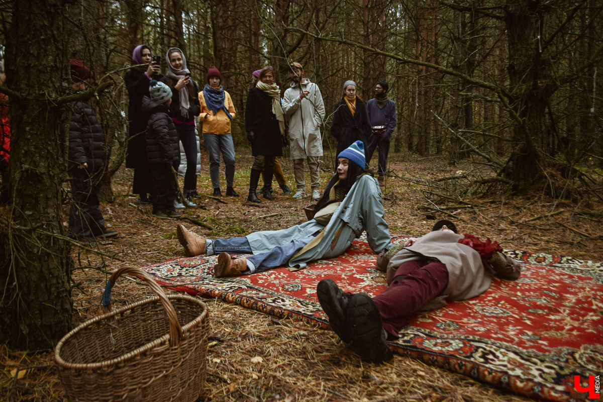 В выходные под Суздалем прошел необычный спектакль-бродилка «По грибы» от сельского театра в Фомихе. О любопытной постановке и нестандартной творческой форме — в фоторепортаже «Ключ-Медиа».