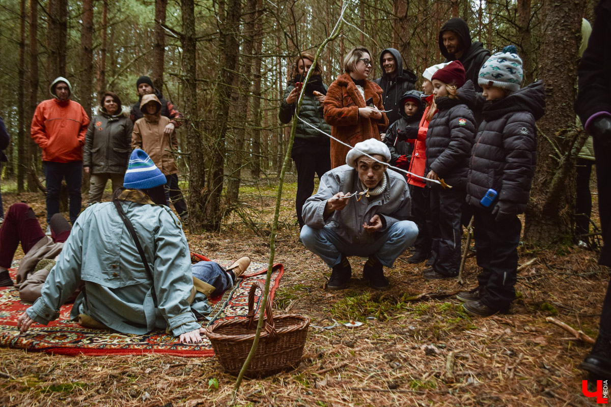 В выходные под Суздалем прошел необычный спектакль-бродилка «По грибы» от сельского театра в Фомихе. О любопытной постановке и нестандартной творческой форме — в фоторепортаже «Ключ-Медиа».