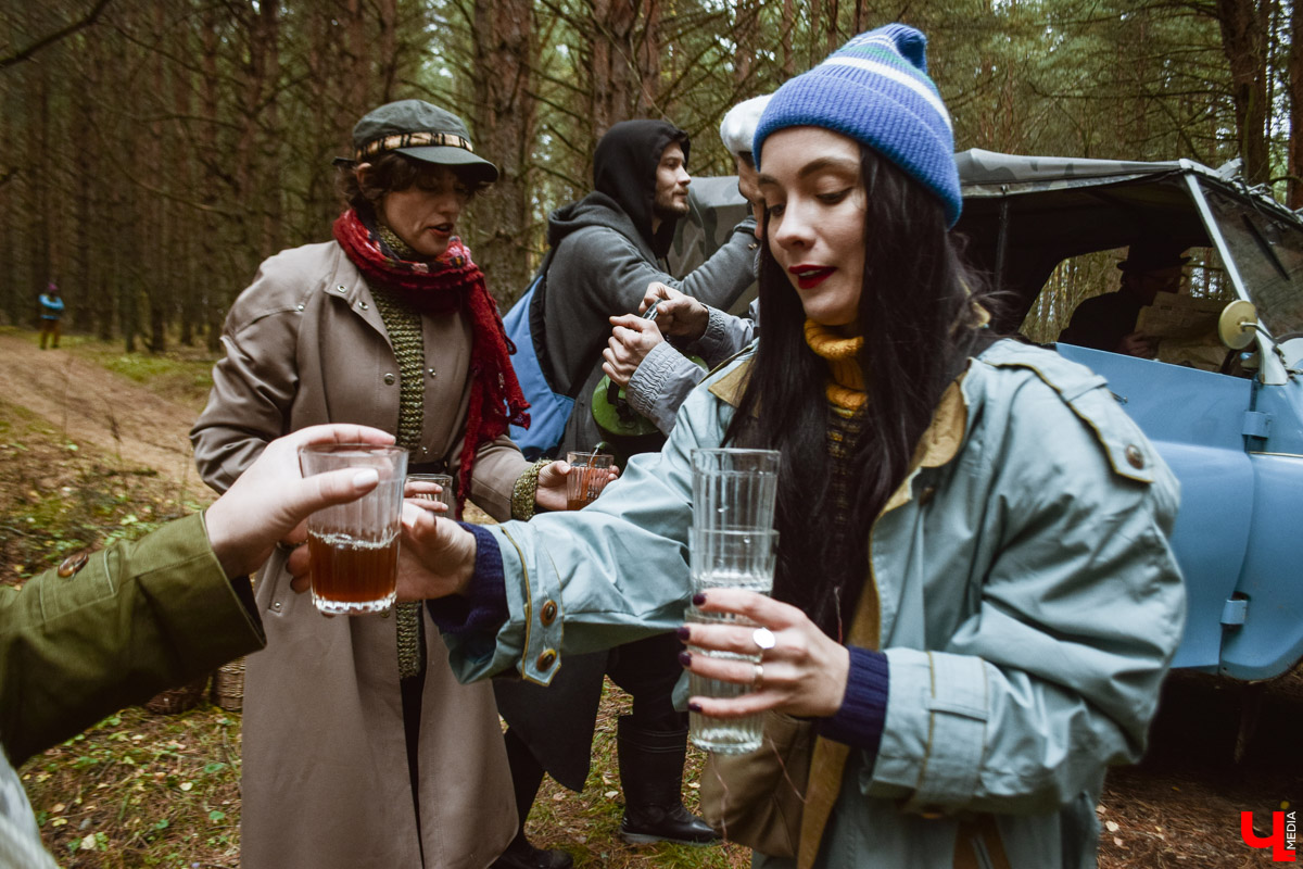 В выходные под Суздалем прошел необычный спектакль-бродилка «По грибы» от сельского театра в Фомихе. О любопытной постановке и нестандартной творческой форме — в фоторепортаже «Ключ-Медиа».