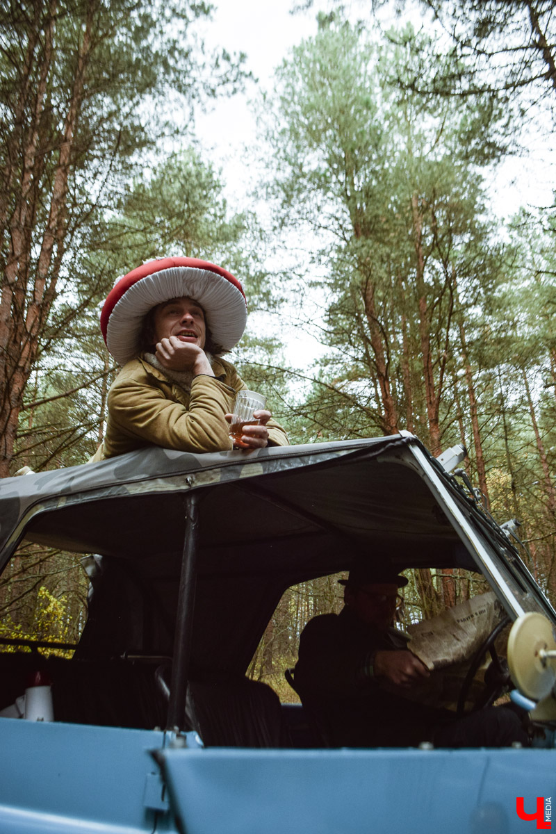 В выходные под Суздалем прошел необычный спектакль-бродилка «По грибы» от сельского театра в Фомихе. О любопытной постановке и нестандартной творческой форме — в фоторепортаже «Ключ-Медиа».