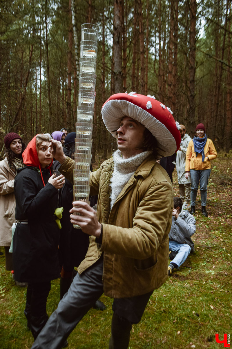 В выходные под Суздалем прошел необычный спектакль-бродилка «По грибы» от сельского театра в Фомихе. О любопытной постановке и нестандартной творческой форме — в фоторепортаже «Ключ-Медиа».