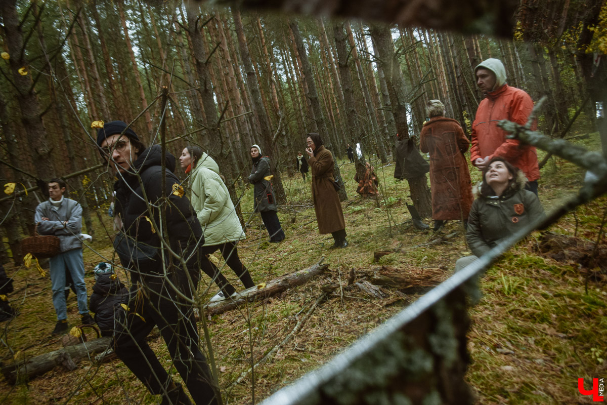 В выходные под Суздалем прошел необычный спектакль-бродилка «По грибы» от сельского театра в Фомихе. О любопытной постановке и нестандартной творческой форме — в фоторепортаже «Ключ-Медиа».