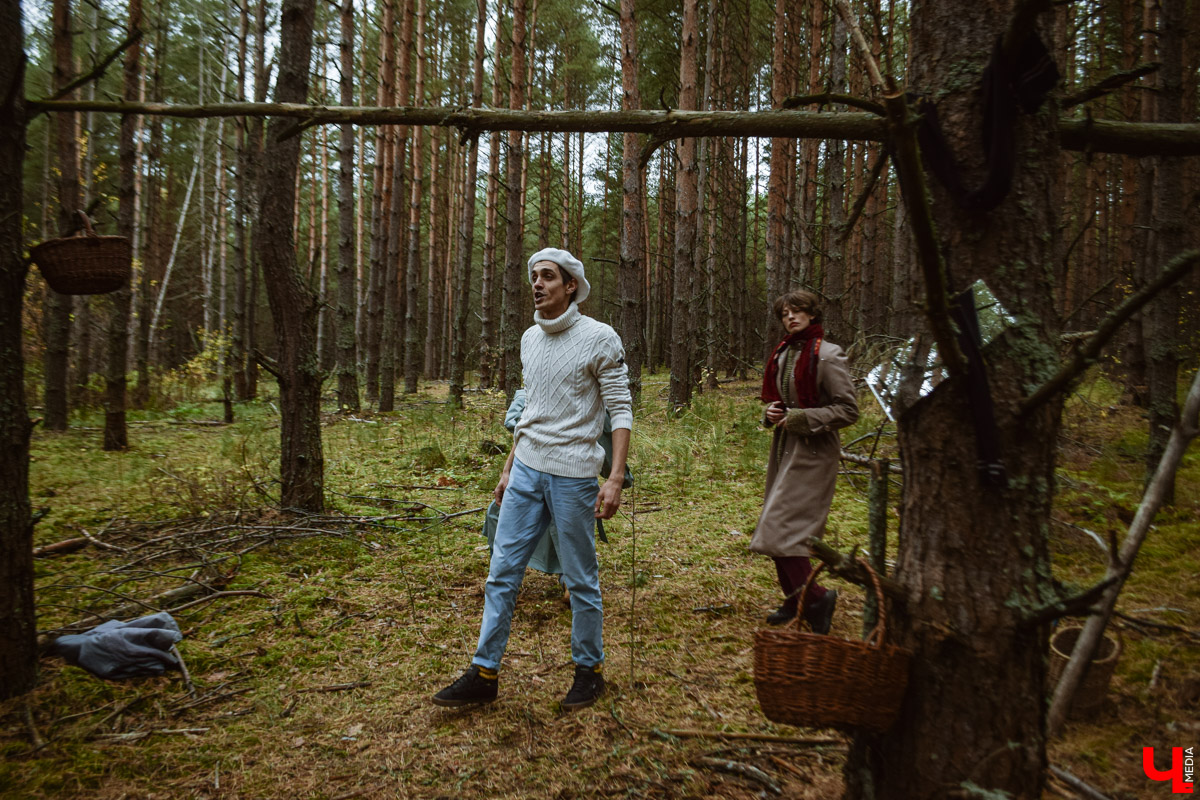 В выходные под Суздалем прошел необычный спектакль-бродилка «По грибы» от сельского театра в Фомихе. О любопытной постановке и нестандартной творческой форме — в фоторепортаже «Ключ-Медиа».