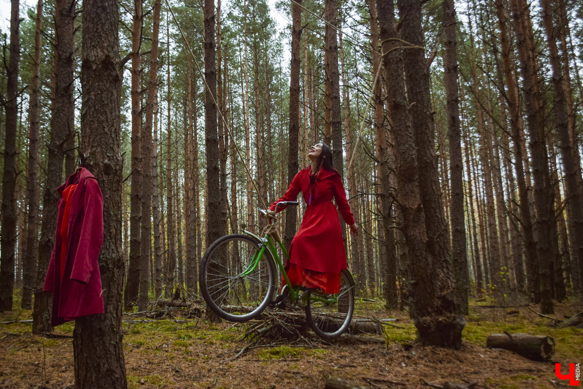 В выходные под Суздалем прошел необычный спектакль-бродилка «По грибы» от сельского театра в Фомихе. О любопытной постановке и нестандартной творческой форме — в фоторепортаже «Ключ-Медиа».