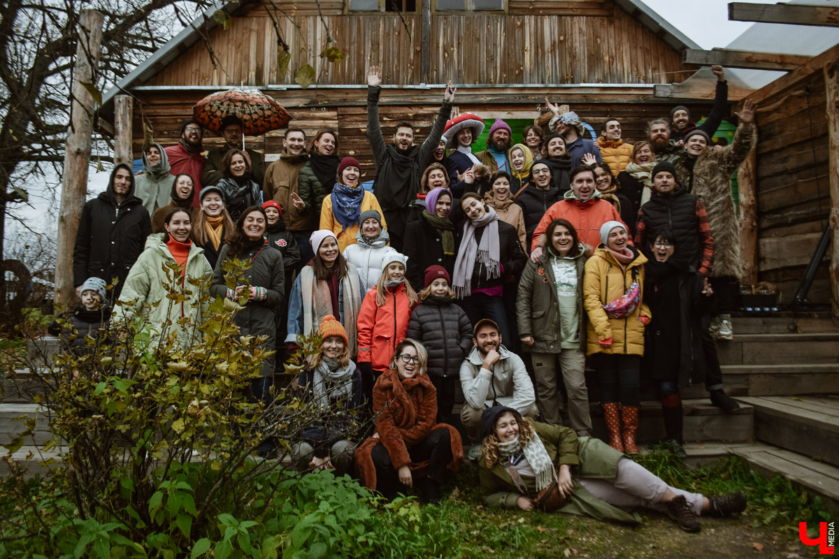 В выходные под Суздалем прошел необычный спектакль-бродилка «По грибы» от сельского театра в Фомихе. О любопытной постановке и нестандартной творческой форме — в фоторепортаже «Ключ-Медиа».